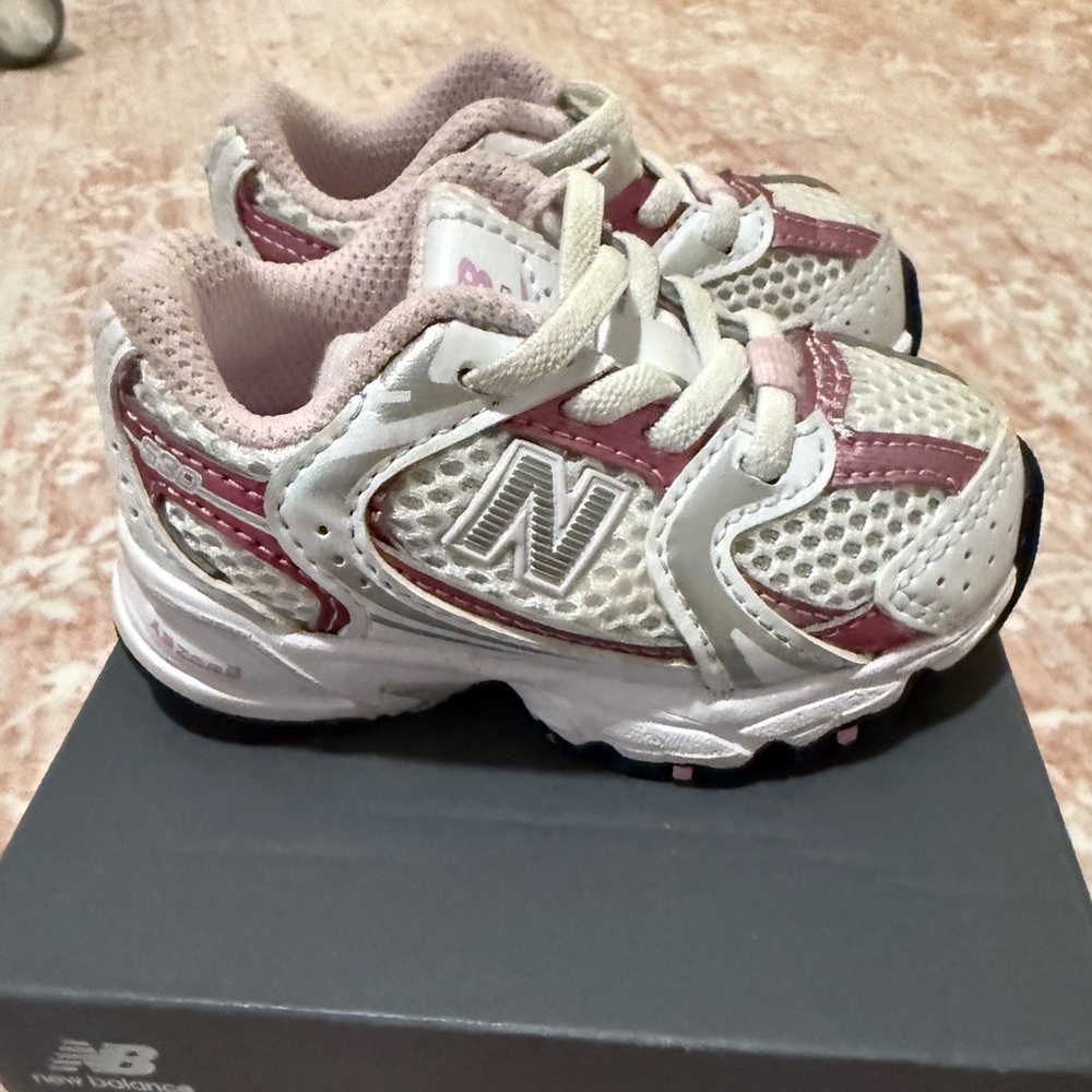 New Balance 530 White and pink Sneakers